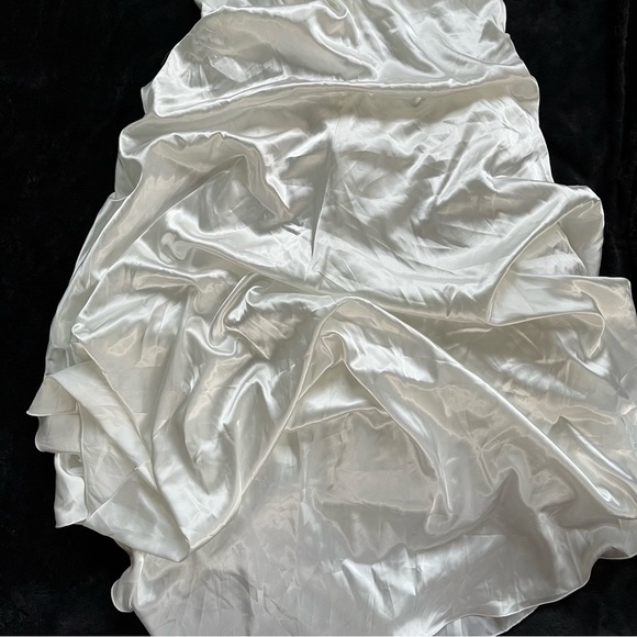 David's Bridal Ruched Strapless Wedding Dress Beadwork Accent White‎ Size 2 NEW - Picture 7 of 10